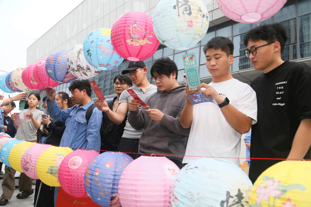 1760055055562241.gif 游园打卡.gif
